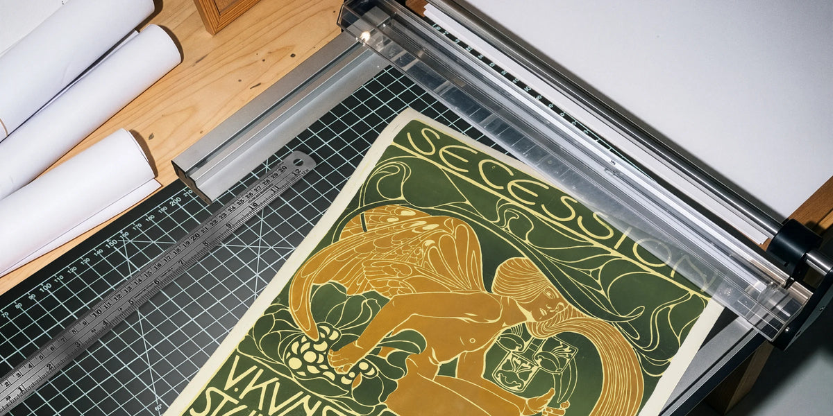 Rockpaperart atölyesi: kesim masasında Secession afişi baskısı