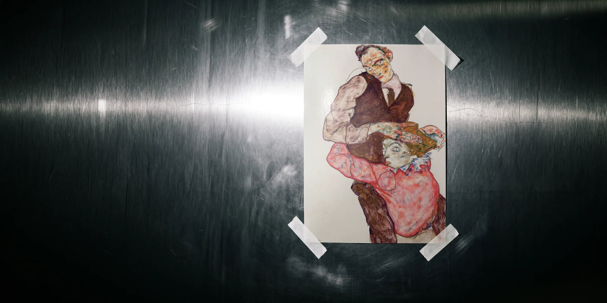 Rockpaperart hikâyemiz: metal yüzeye bantlanmış Egon Schiele baskısı